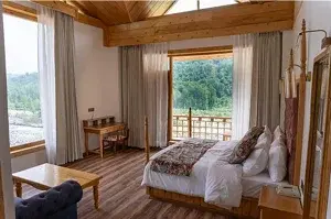 Queen suite room with river view | Jacuzzi | Balcony