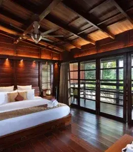Wooden Lake View Cottage With Jacuzzi