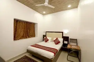 Deluxe Double Bedded AC Room   photo 1