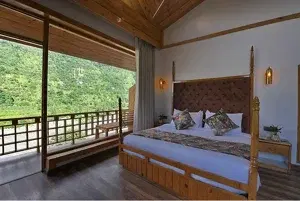 Queen suite room with river view | Jacuzzi | Balcony